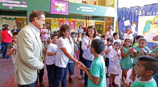 El señor Interventor <strong>Armando Cortalezzi</strong> es recibido por los niños del establecimiento.